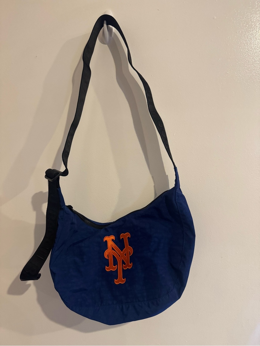 BAGGU MEDIUM NYLON CRESCENT BAG- NEW YORK METS